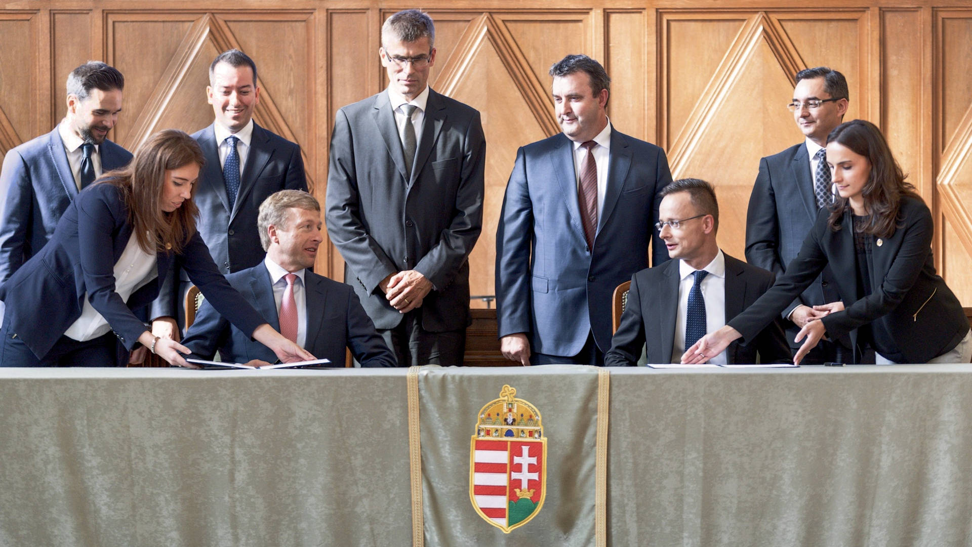 Oliver Zipse - BMW Group igazgatótanácsának gyártásért felelős tagja, Szijjártó Péter - külgazdasági és külügyminiszter, Barcsa Lajos - alpolgármester, Ésik Róbert - HIPA Nemzeti Befektetési Ügynökség elnöke, Michele Melchiorre - a debreceni BMW gyár igazgatója, Palkovics László - innovációs és technológiai miniszter, Papp László - polgármester