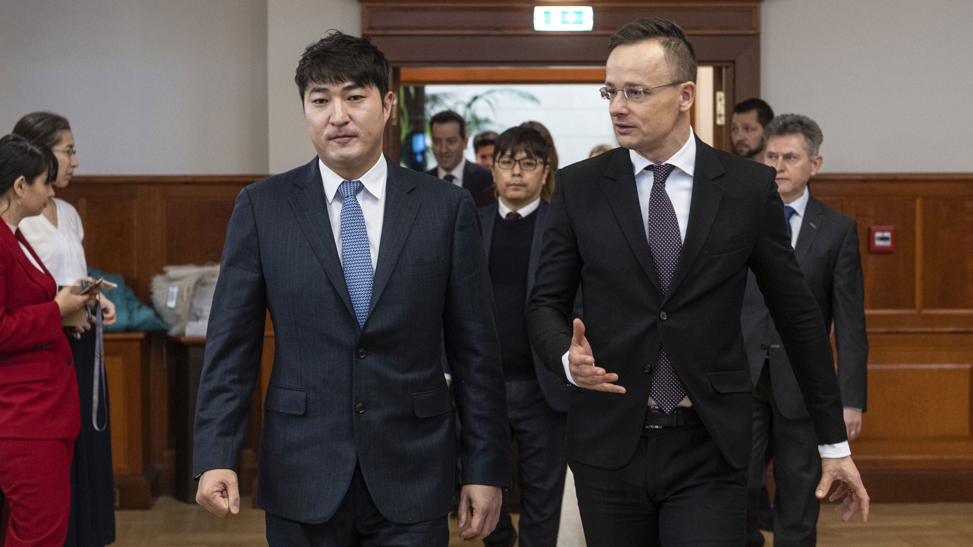 Szijjártó Péter külgazdasági és külügyminiszter és Dominic Lee, a Soulbrain pénzügyi vezetője